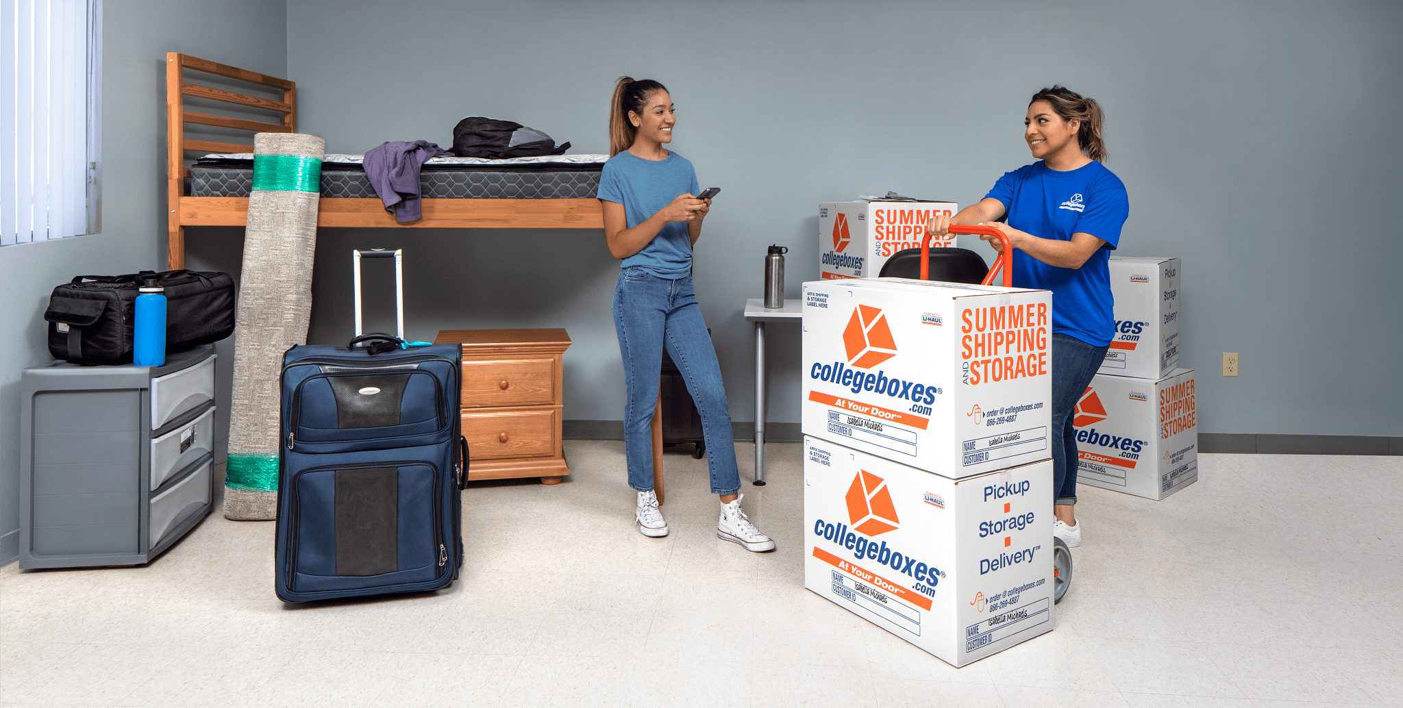 An international student is moving out of her dorm with Collegeboxes.