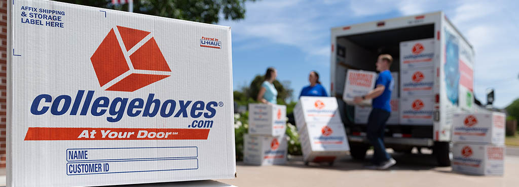 Collegeboxes movers assisting college student.