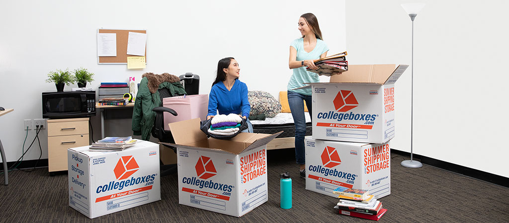 college students packing up dorm room for move out