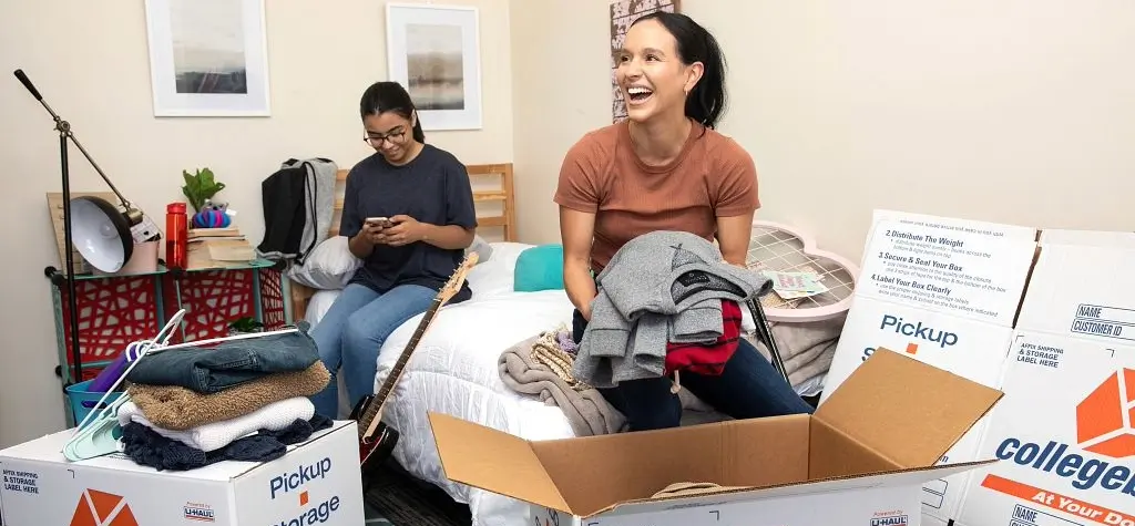 Two girls unpacking their dorm with Collegeboxes