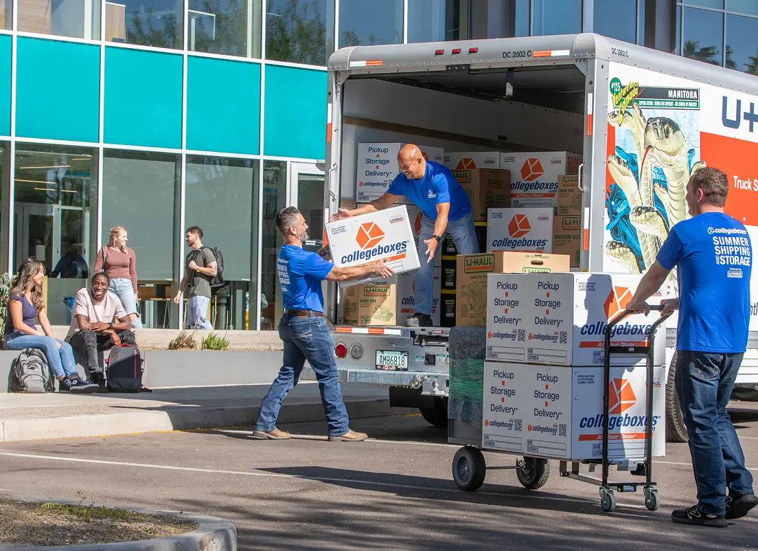 collegeboxes-summer-storage-lg Collegeboxes movers loading a U-Haul truck outside a dorm room – reliable dorm room movers offering campus storage solutions to store your dorm.